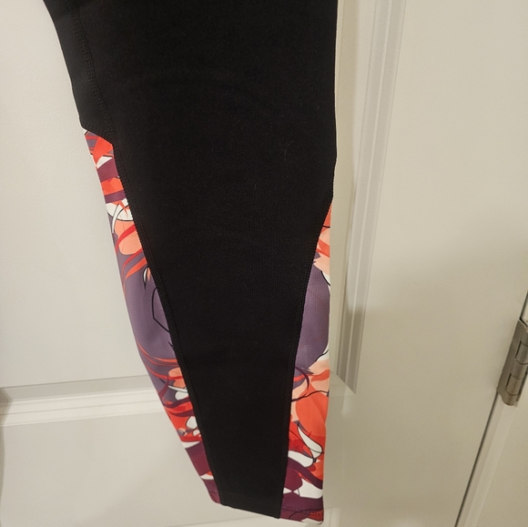 LADIES BLACK FITWEAR LEGGINGS. DESIGNED IN NEW ZEALAND. NWT. RETAILS FOR $69.99 - Picture 3 of 8